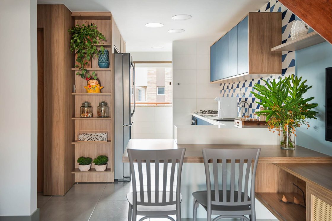 Cozinha em tons neutros com backsplash azul que chama a atenção (Projeto: MC2 ARQUITETURA)