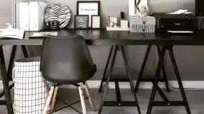 Mesa tipo cavalete com livros
