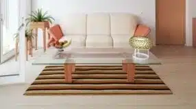 Learn How to Create a Home Bar Setup 7 Bandeja-bar de inox, oferecendo um visual moderno.