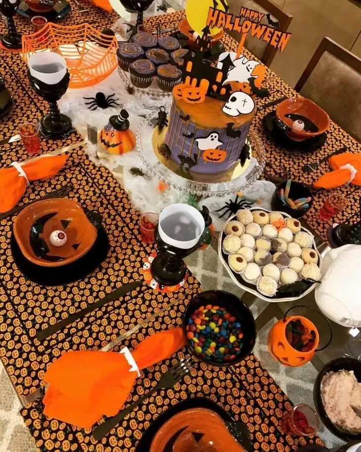 Mesa de Halloween em preto e laranja