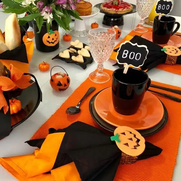 Mesa with natural materials for Halloween