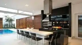 30 Ways to Use Rustic Flooring in Your Home Decor 10 Imagem do piso rústico em um ambiente acolhedor