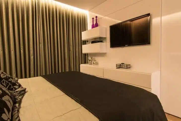 70 Inspiring Panel Ideas for Your Bedroom: A Functional Touch 7 Painel branco que contrasta com cortinas escuras.
