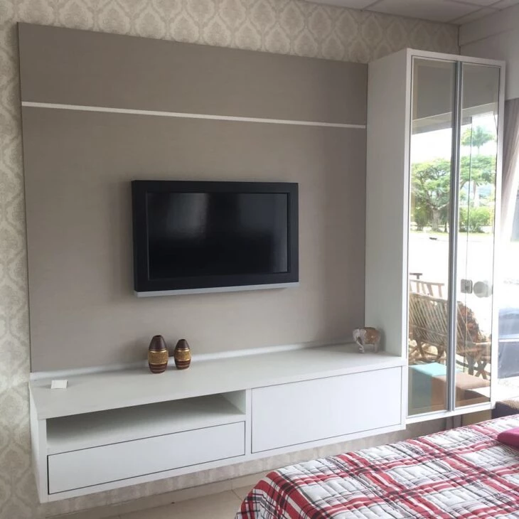 70 Inspiring Panel Ideas for Your Bedroom: A Functional Touch 10 Painel liso que harmoniza com papel de parede estampado.
