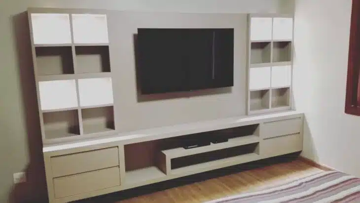 70 Inspiring Panel Ideas for Your Bedroom: A Functional Touch 2 Painel com gavetas adicionando armazenamento ao ambiente.