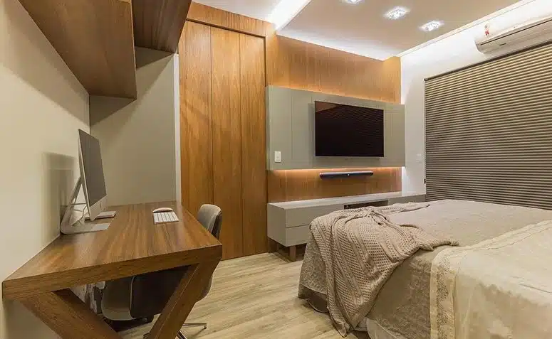 70 Inspiring Panel Ideas for Your Bedroom: A Functional Touch 3 Painel para quarto com TV embutida e decoração moderna.