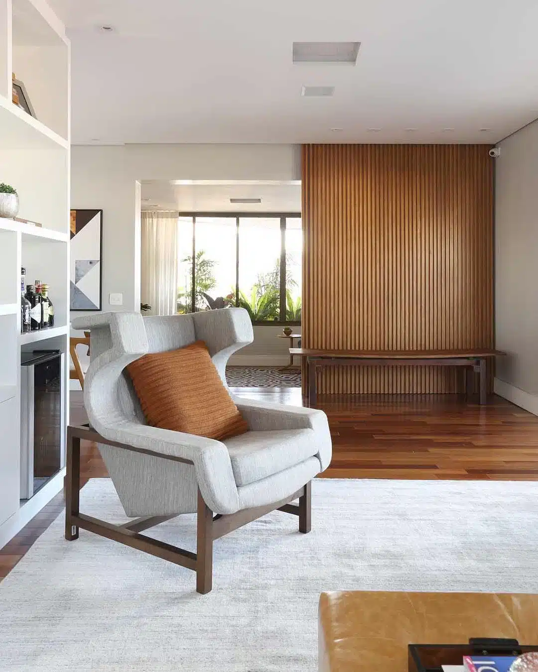 Seja para o quarto ou para a sala de estar, confira a seguir dezenas de ideias de parede de madeira para você apostar e incrementar a decoração do seu ambiente com um toque rústico e muita naturalidade!