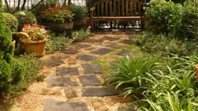 Jardim com pedras, mostrando tipos e ideias para composição de espaço.