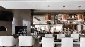 Open Concept Design: 25 Photos and Tips to Enhance Your Space 9 Iluminação pendente para áreas gourmet que agrega estilo ao ambiente.