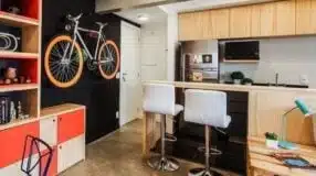 Balcão de madeira é ótimo em uma cozinha estilo industrial.