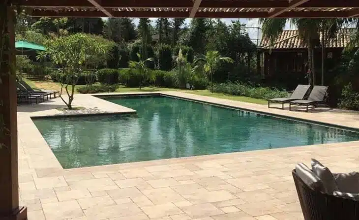 Piso para piscina com detalhes e texturas diversas para um visual sofisticado.