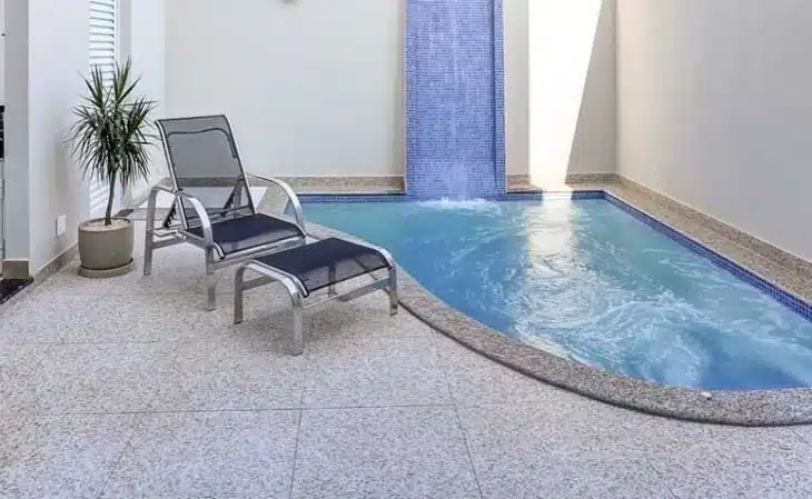 Piso de mármore que combina beleza e requinte até mesmo para áreas externas.