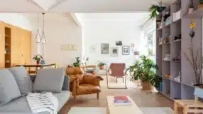 O aparador de sofá é um móvel muito útil bastante usado em salas de estar. Ideal para decoração e ao mesmo tempo serve para guardar objetos, como livros e bebidas, ficando mais fácil de alcançá-los. Pode ser feito sob medida para se encaixar perfeitamente ao ambiente.