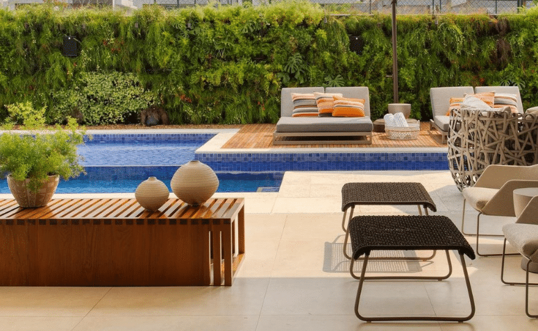 Paisagem de um lindo jardim com piscina.