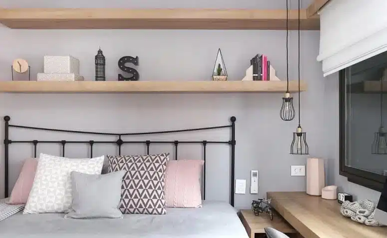 70 Inspiring Ideas for Wooden Shelves to Enhance Your Bedroom Decor 3 Foto de uma prateleira de madeira para quarto com uma composição decorativa bonita.