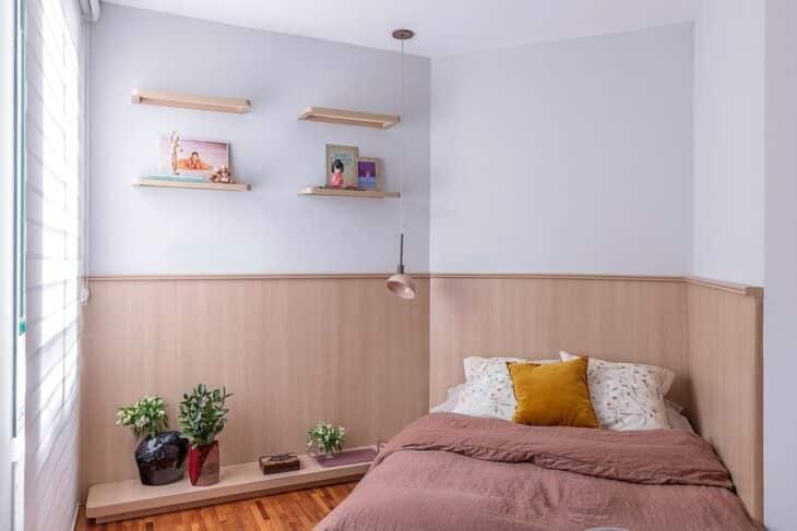 70 Inspiring Ideas for Wooden Shelves to Enhance Your Bedroom Decor 7 Prateleira sobre a cama, mostrando como pode ser usada na decoração.