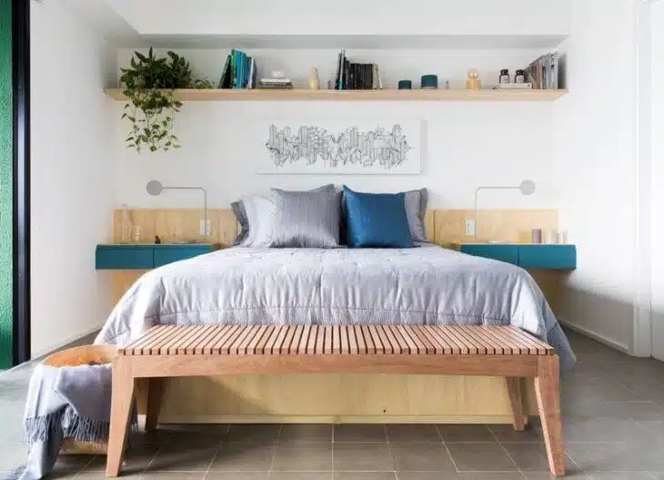 70 Inspiring Ideas for Wooden Shelves to Enhance Your Bedroom Decor 9 Prateleira de madeira com itens decorativos, evidenciando sua funcionalidade.