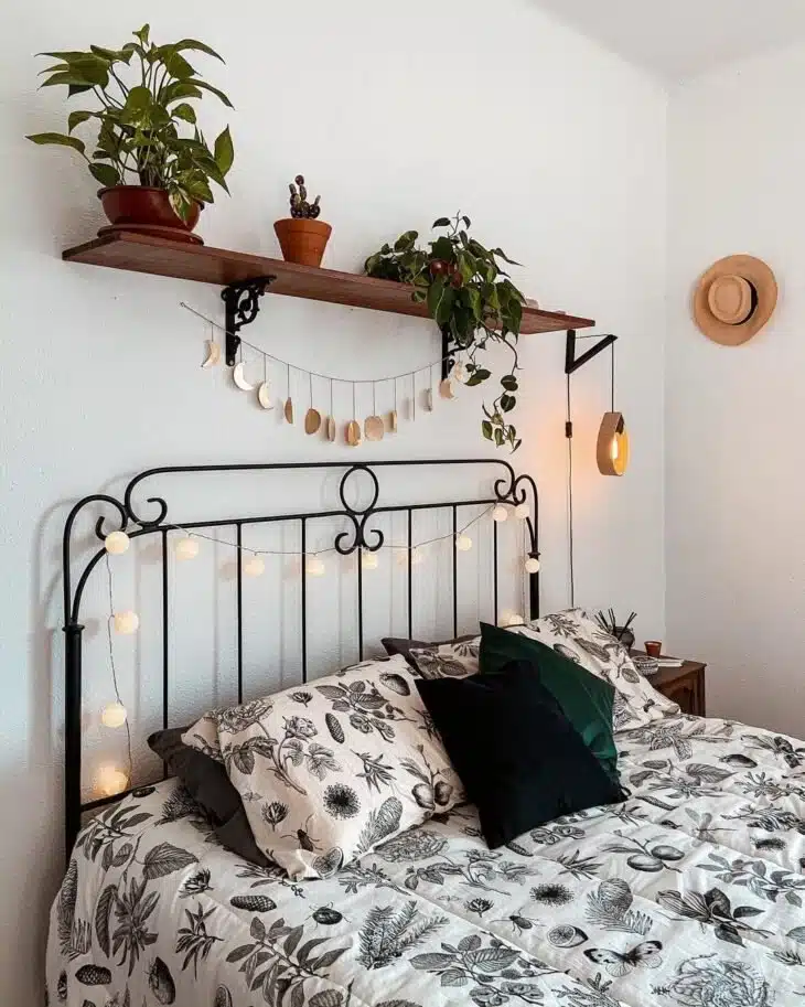 70 Inspiring Ideas for Wooden Shelves to Enhance Your Bedroom Decor 10 Prateleira de madeira com detalhes pintados que adicionam charme.