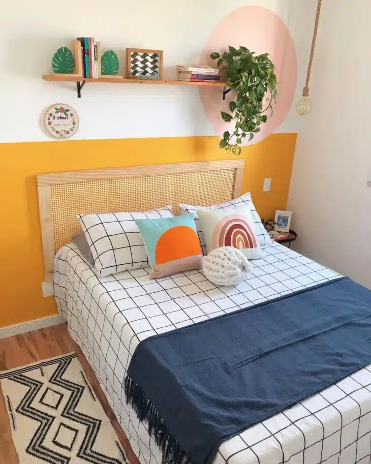 70 Inspiring Ideas for Wooden Shelves to Enhance Your Bedroom Decor 2 Prateleira combinada com uma cabeceira, demonstrando harmonia no ambiente.