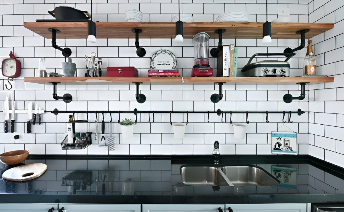 40 Industrial Shelf Ideas for Stunning Decoration 3 Modelo de prateleira industrial decorada com itens variados.
