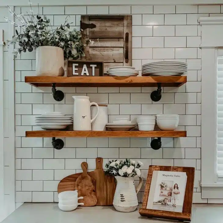 40 Industrial Shelf Ideas for Stunning Decoration 10 Prateleira industrial em formato retangular com decoração moderninha.