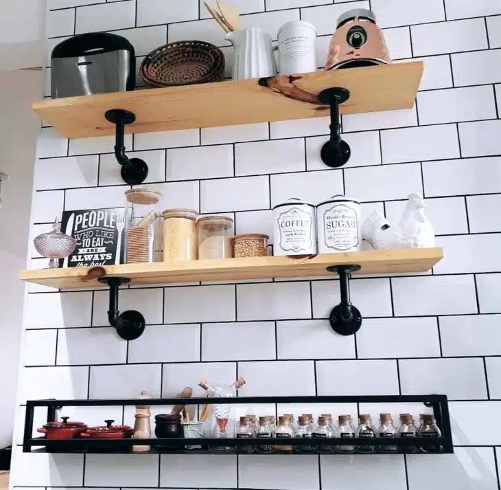 40 Industrial Shelf Ideas for Stunning Decoration 2 Prateleira industrial com elementos naturais na decoração.
