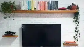 40 Industrial Shelf Ideas for Stunning Decoration 7 Prateleira suspensa que maximiza o espaço.