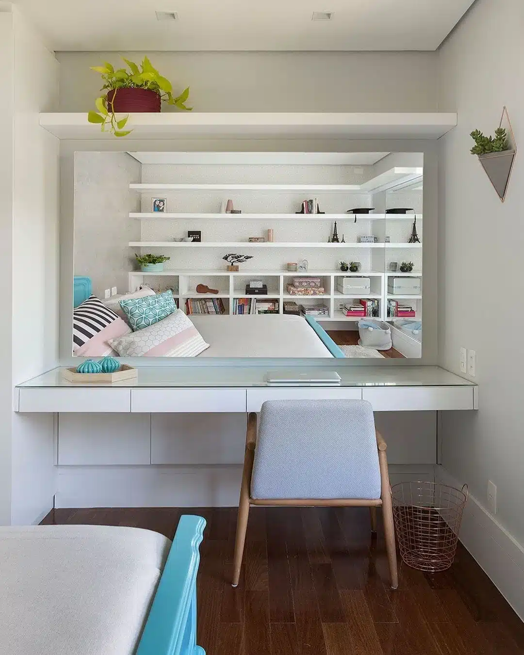 60 Modern and Stylish Bedroom Office Ideas 7 Foto de um quarto com escritório ocupando uma parede inteira