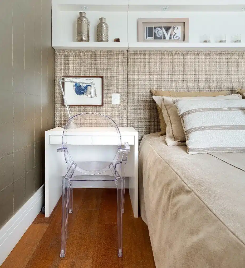 60 Modern and Stylish Bedroom Office Ideas 2 Foto de um quarto decorativo com escritório