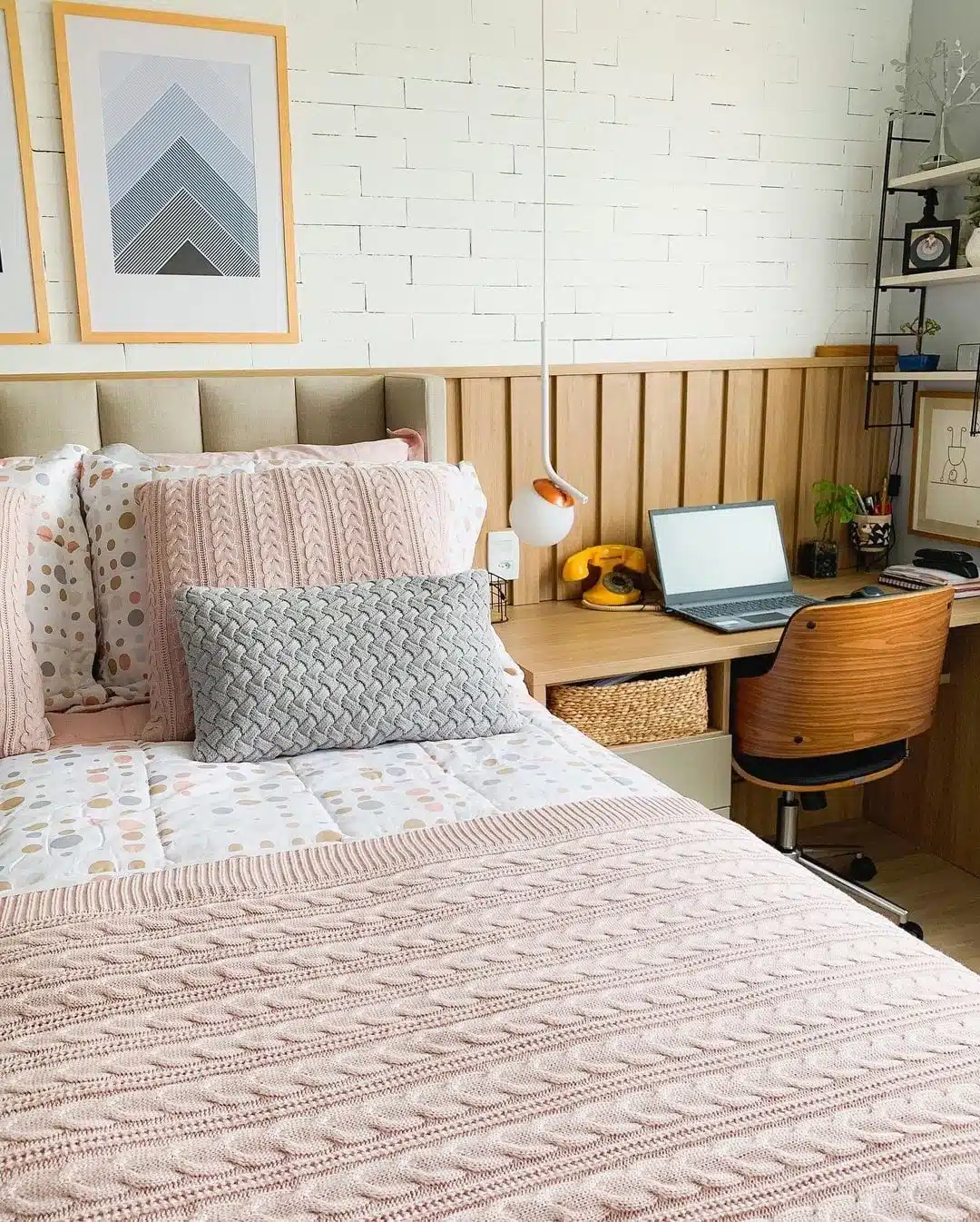 60 Modern and Stylish Bedroom Office Ideas 5 Foto de um quarto com escritório em um cantinho da cama