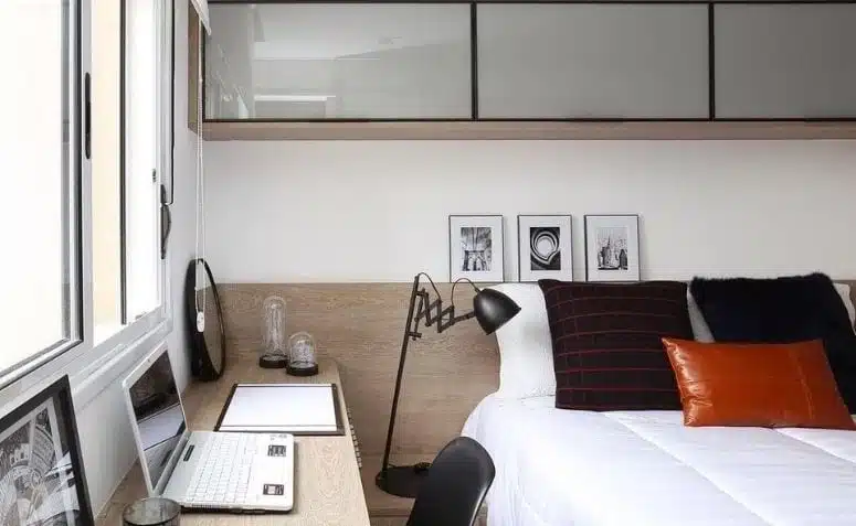 60 Modern and Stylish Bedroom Office Ideas 3 Capa do artigo com o título '60 opções modernas e estilosas de quarto com escritório'