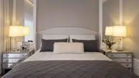 Imagem de um quarto pequeno com decoração minimalist.
