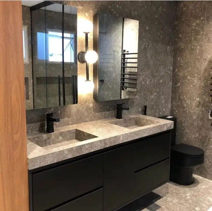 Porcelanato cinza em ambiente bem iluminado.