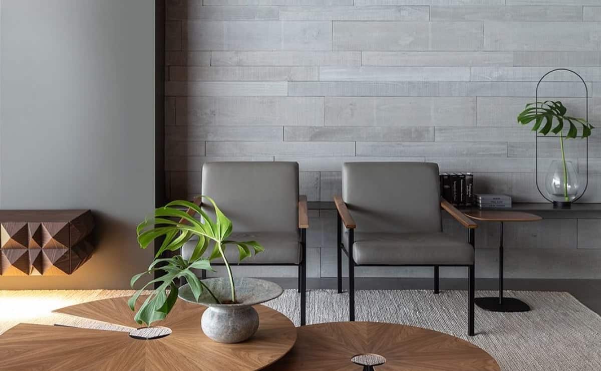 Sala com revestimento cinza.