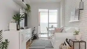 Foto de uma sala de apartamento pequeno bem decorada com um ambiente acolhedor.