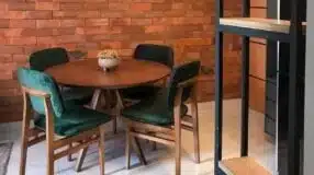 Learn How to Create a Home Bar Setup 9 Bandeja-bar com bebidas e organização em casa.