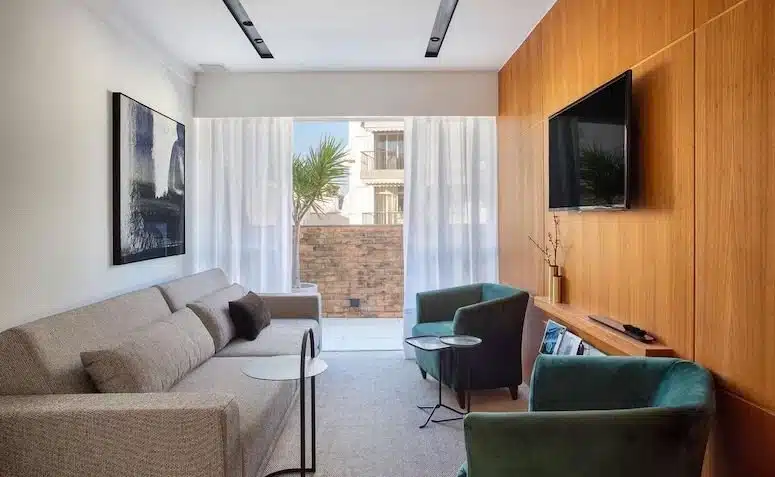 Foto de uma sala de TV decorada com iluminação aconchegante e poltronas confortáveis.