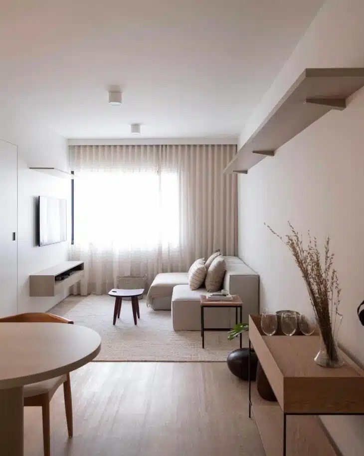 Foto de uma sala de TV pequena bem decorada com design moderno.