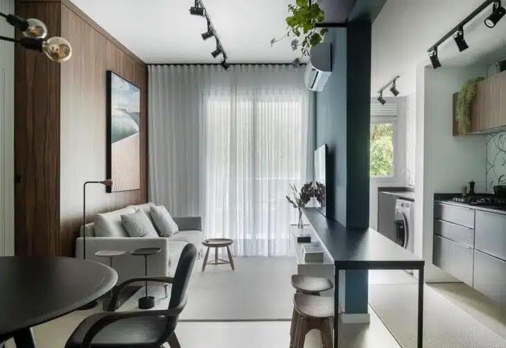 Foto de uma sala de TV aconchegante com sofá espaçoso.