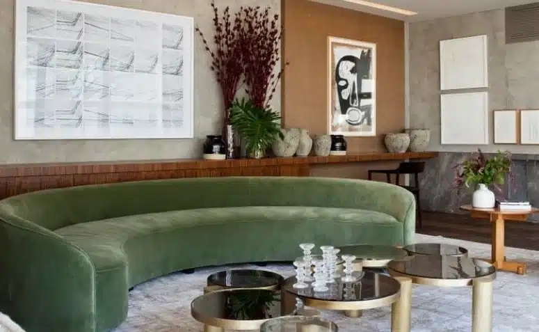 50 Inspiring Curved Sofa Designs for Your Home 3 Sofá curvo elegante e ousado que traz um ar retrô e imprime um visual despojado.