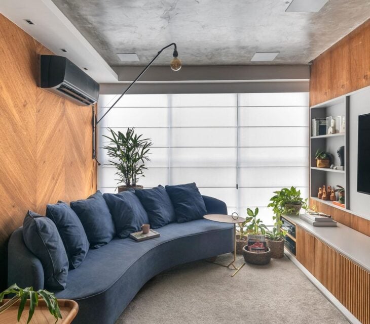 50 Inspiring Curved Sofa Designs for Your Home 2 Sofá curvo que se encaixa em diferentes espaços.