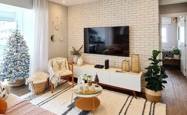 How to Mount a TV on the Wall for a Sophisticated and Clean Space 3 imagem que mostra a instalação de uma TV na parede, criando um ambiente elegante e clean