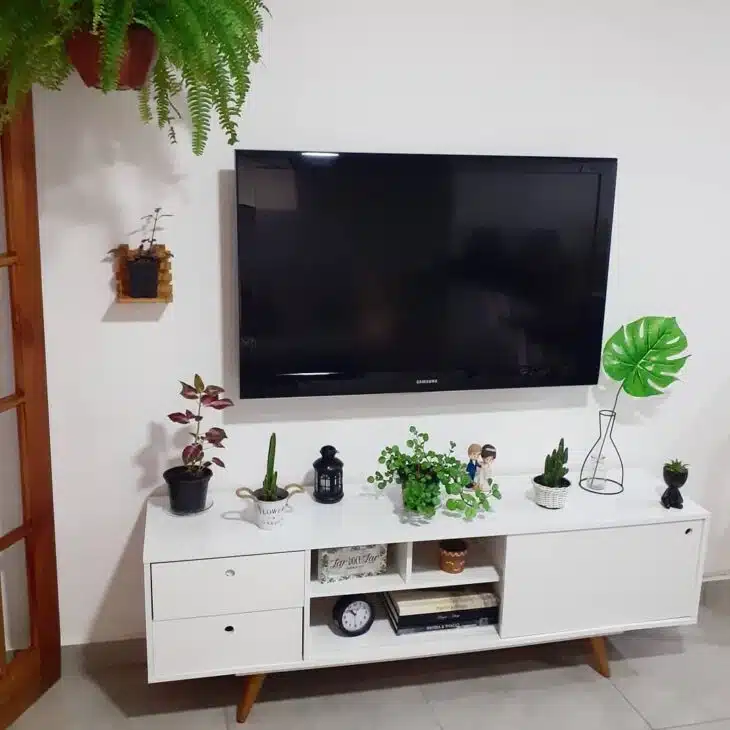 How to Mount a TV on the Wall for a Sophisticated and Clean Space 10 imagem de TV pendurada na parede, conferindo sofisticação ao espaço