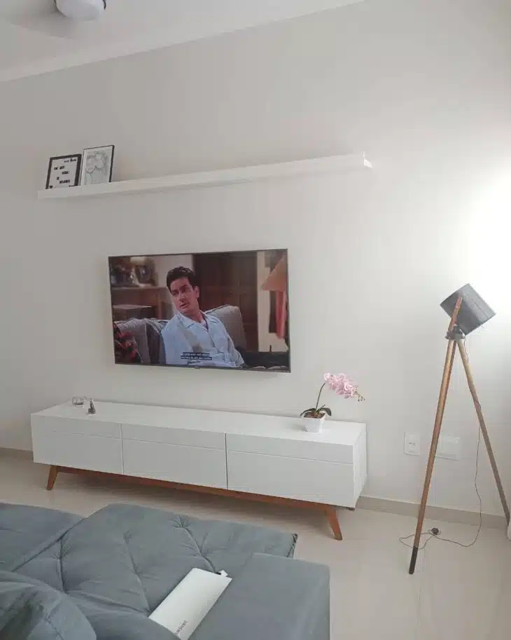 How to Mount a TV on the Wall for a Sophisticated and Clean Space 2 foto de TV na parede com prateleira em cima, adicionando charme ao ambiente