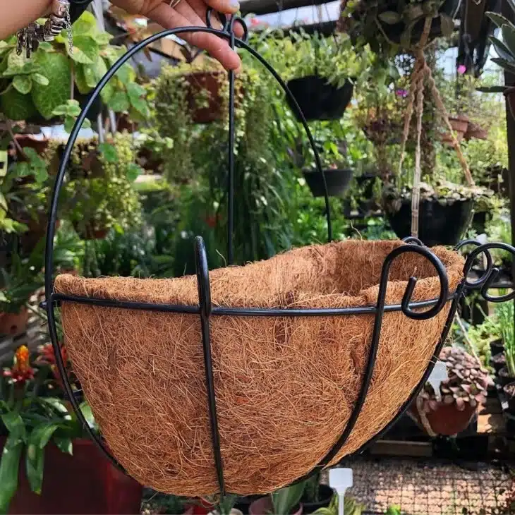Vaso de parede feito com fibra de côco.