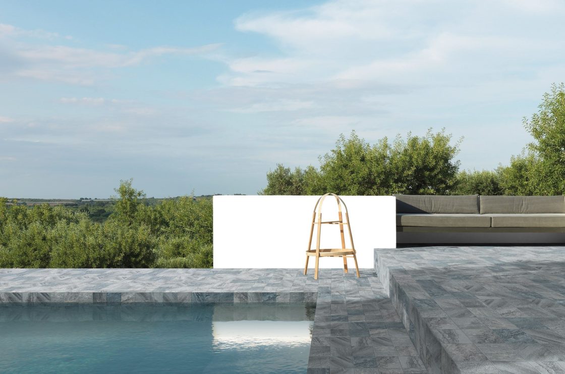 Choosing the Right Pool Tile: A Comprehensive Guide 5 Área externa com piscina com vista para a mata.