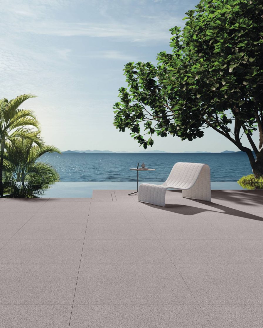 Área externa com jardim e paisagem de mar