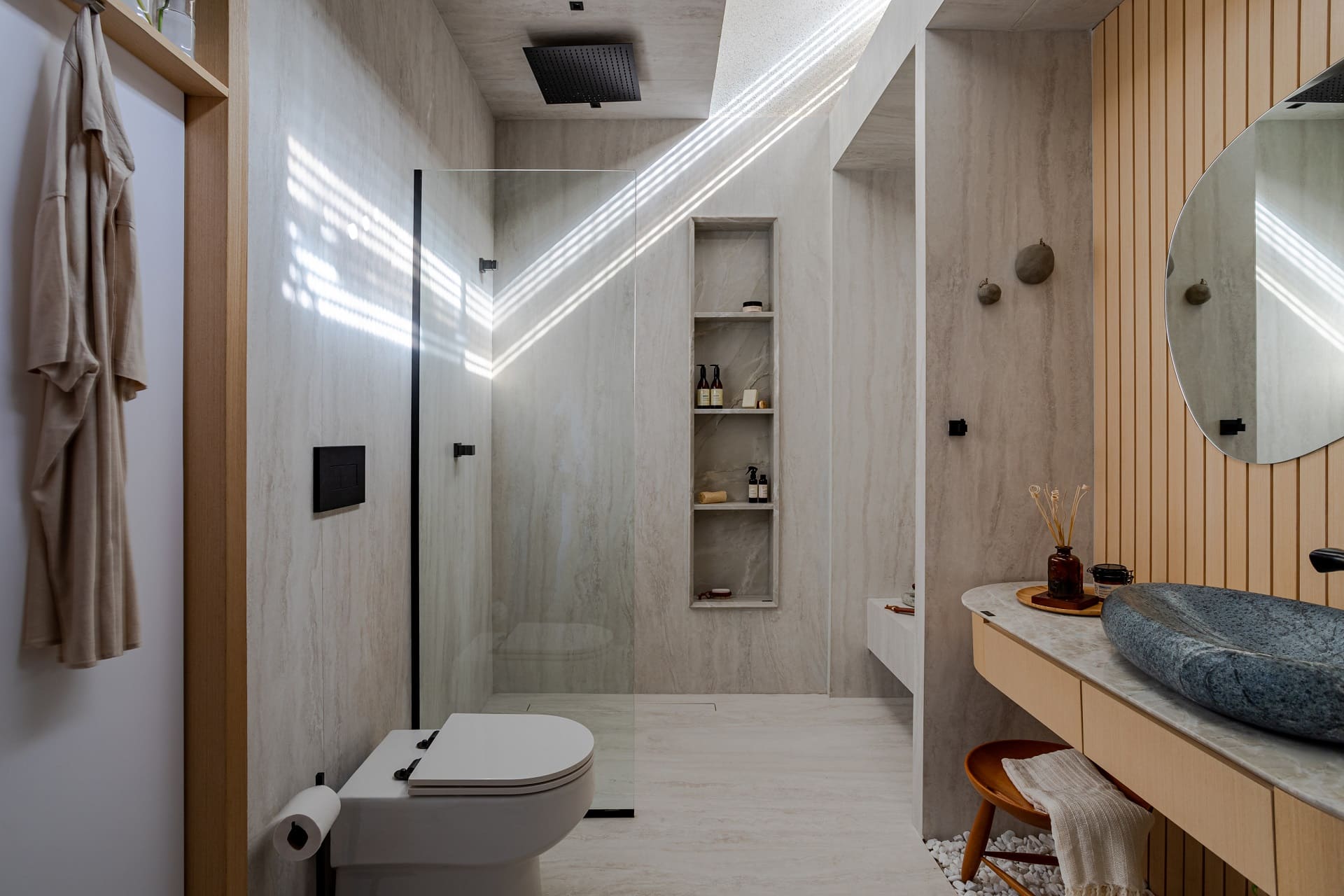 Travertine Porcelain Tile: A Timeless Beauty 10 Banheiro com piso e paredes em porcelanato marmorizado claro