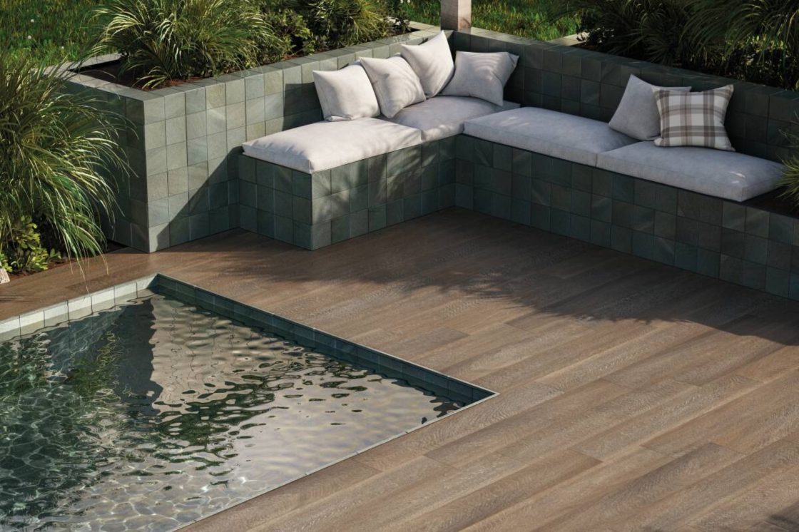 Choosing the Right Pool Tile: A Comprehensive Guide 7 Área externa com piscina e sofás embutidos.