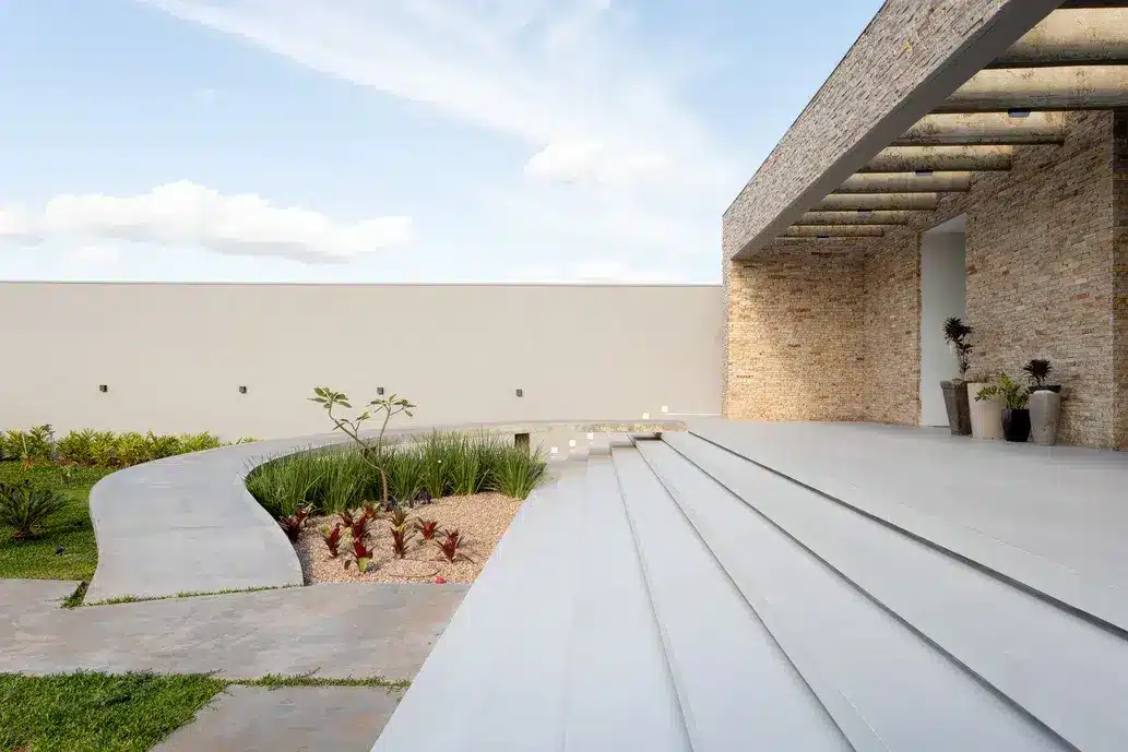 Investir no revestimento do que será o cartão de visita de seu projeto é essencial (Projeto: Diogo Mendes Gonçalves)